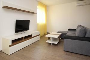 TV a/nebo společenská místnost v ubytování Apartments Smojver Stipe
