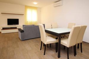 TV a/nebo společenská místnost v ubytování Apartments Smojver Stipe