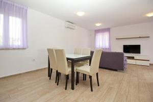 TV a/nebo společenská místnost v ubytování Apartments Smojver Stipe