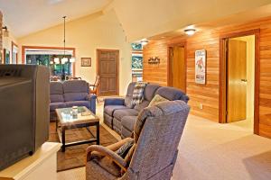 a living room with couches and a flat screen tv at Lindgren Haus in Greenwater