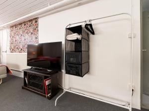 TV a/nebo společenská místnost v ubytování Lantligt gästrum med gratis wifi & bastu