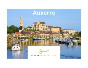 Una imagen de una ciudad con barcos en un río. en République - Séjour à Auxerre, en Auxerre