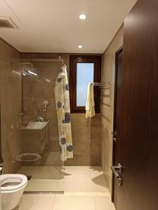 Un baño con ducha, inodoro y lavabo. en Luxury Redefined in Hawana Salalah, en Salalah