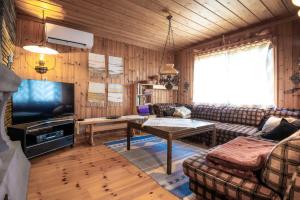 ein Wohnzimmer mit einer Couch und einem Tisch und einem Fernseher in der Unterkunft Trysilfjellet Nord 607 in Trysil + 17 Fotos