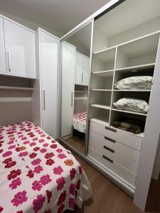 En eller flere senge i et værelse på Casa em condomínio