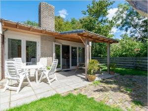 Κήπος έξω από το Cosy bungalow on quiet resort near beach