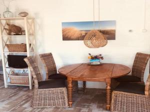 Χώρος καθιστικού στο Cosy bungalow on quiet resort near beach