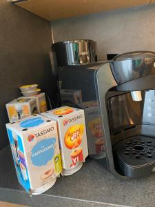 Příslušenství pro přípravu čaje a kávy v ubytování Ferienwohnung Rickelhoff