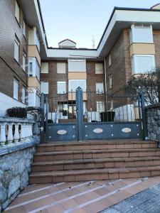 a gate to a building with stairs in front at Apartamento entreplayas Los Espejos in Noja