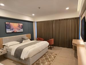 Postel nebo postele na pokoji v ubytování MoonBasa Boutique Hotel and Spa Infopark , Kakkanad