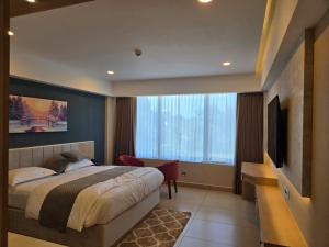Postel nebo postele na pokoji v ubytování MoonBasa Boutique Hotel and Spa Infopark , Kakkanad