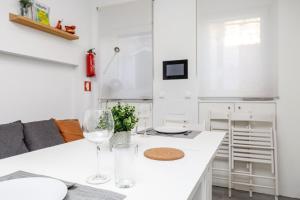 una cocina con encimera blanca y 2 copas de vino en GuestReady - Minimalist Studio In Downtown Lisbon, en Lisboa 11 fotos más