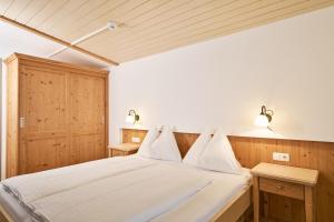 Rúm í herbergi á Hotel Vorderronach +37 myndir