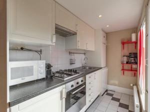 Dapur atau dapur kecil di Holiday home with outdoor lounging