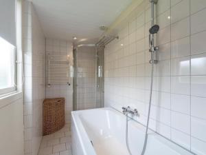 Bilik mandi di Holiday home with outdoor lounging +21 gambar