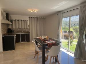 Η κουζίνα ή μικρή κουζίνα στο Cabañas del Fuego +32 φωτογραφίες