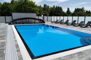 Πισίνα στο ή κοντά στο Summer House in Jaros awiec near Tropicana +18 φωτογραφίες