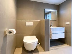 Koupelna v ubytování Modern & cozy holiday home near beach + 14 fotografií