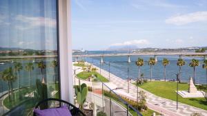 オルビアにあるWelcomely - Deluxe Room vista mare Louis Armstrongの建物のバルコニーから水辺の景色を望めます。