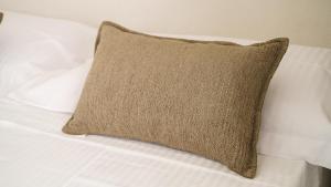 オルビアにあるWelcomely - Deluxe Room vista mare Louis Armstrongの枕