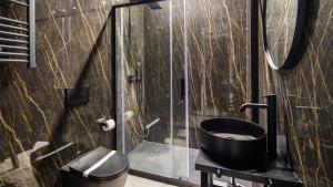 オルビアにあるWelcomely - Deluxe Room vista mare Louis Armstrongのシャワー、トイレ、洗面台を備えたバスルーム +27枚の写真