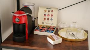 オルビアにあるWelcomely - Deluxe Room vista mare Louis Armstrongのコーヒーメーカー付きカウンターとドーナツの箱