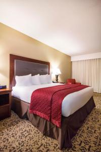 Ein Bett oder Betten in einem Zimmer der Unterkunft Grand Oaks Hotel