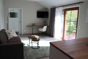 ein Wohnzimmer mit Sofa und Tisch in der Unterkunft Ferienwohnung Weinbergsliebe in Rümmelsheim