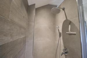 eine Dusche mit Glastür im Badezimmer in der Unterkunft Ferienwohnung Weinbergsliebe in Rümmelsheim + 27 Fotos