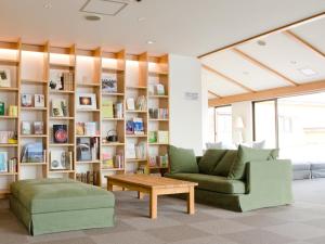 a living room with a couch and a coffee table at Hotel Folkloro Hanamakitowa in Hanamaki