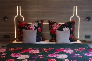 ein Schlafzimmer mit einem Bett mit Kissen in der Unterkunft Ferienwohnung Weinbergsliebe in Rümmelsheim