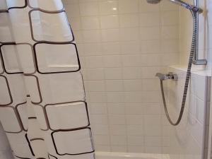 Ένα μπάνιο στο Pretty bungalow in Sint Maartenszee +14 φωτογραφίες