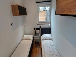 Ένα ή περισσότερα κρεβάτια σε δωμάτιο στο Pretty bungalow in Sint Maartenszee