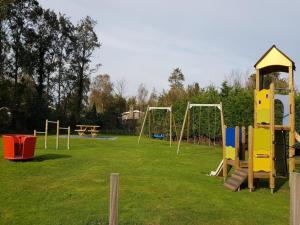 Ο χώρος παιχνιδιού για παιδιά στο Pretty bungalow in Sint Maartenszee