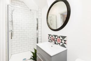 GloucestershireにあるQueens Head Apartmentsの洗面台と鏡のあるバスルーム +45枚の写真