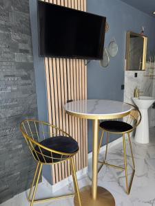 ครัวหรือมุมครัวของ Love Room Balneo Menton +4 ภาพ
