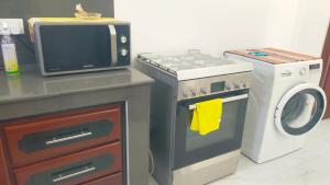 una cucina giocattolo con piano cottura e forno a microonde di Beach side villa a Bentota