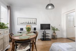 A television and/or entertainment centre at House of Happy Hours With TERRACE