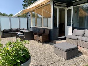 Posezení v ubytování Bungalow near beach with garden
