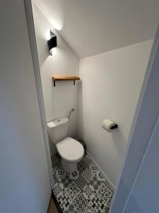 a small bathroom with a toilet in a room at Le Perchoir in Saint-Martin-le-Beau