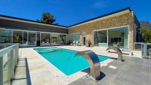 una piscina en el patio trasero de una casa en Luxury House Vista 1, en San Carlos de Bariloche