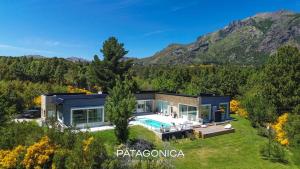 una vista aérea de una casa con piscina en Luxury House Vista 1, en San Carlos de Bariloche