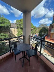 KozyGuru Camperdown Cozy 2-Bed Apt and Parking的阳台或露台