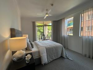 KozyGuru Camperdown Cozy 2-Bed Apt and Parking客房内的一张或多张床位