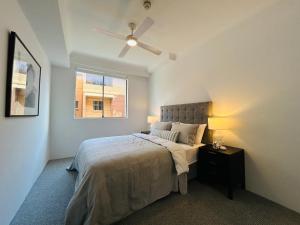 KozyGuru Camperdown Cozy 2-Bed Apt and Parking客房内的一张或多张床位