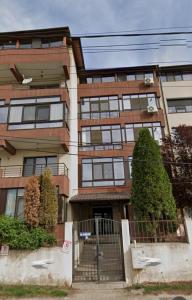 Valea LupuluiにあるERA Apartmentの階段を上ったアパートメントビル