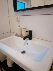 Ένα μπάνιο στο Cozy & stylish flat in Frankfurt, easy access to Messe & city centre
