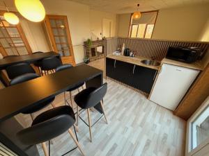 Køkken eller tekøkken på Folsted - Værelse 104 med eget badeværelse og fri parkering