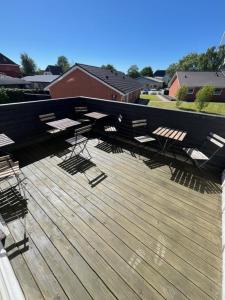 En balkon eller terrasse på Folsted - Værelse 104 med eget badeværelse og fri parkering