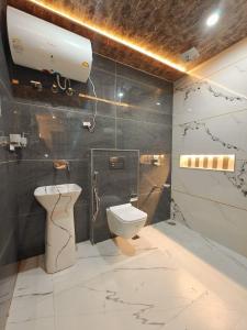 a bathroom with a toilet and a sink in it at Gulmarg Orchard in Gulmarg +25 photos